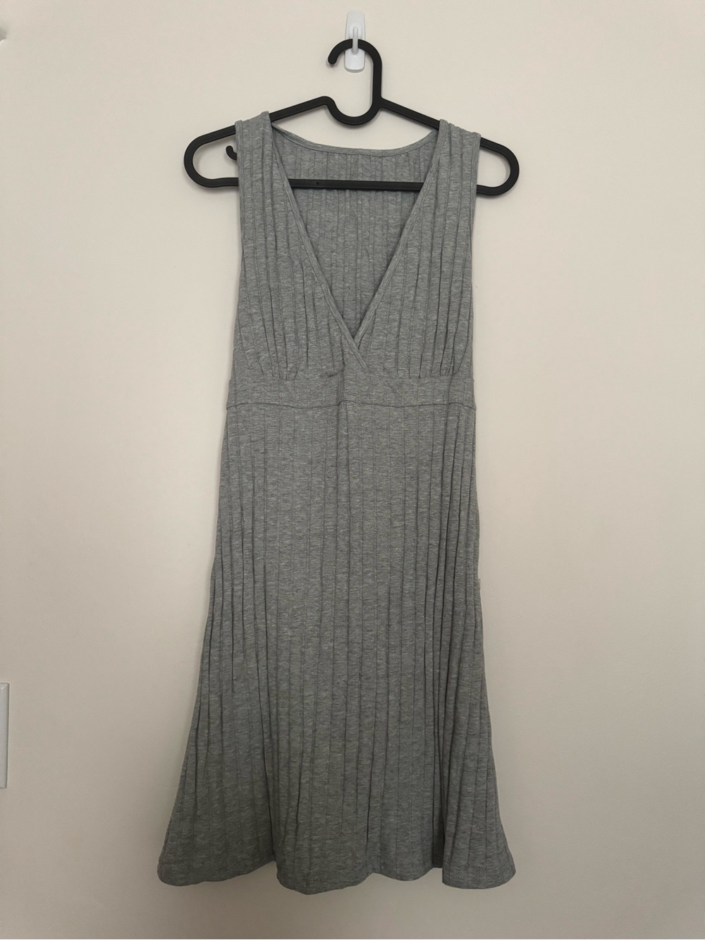 Sleeveless V-Neck Knit Midi Dress in Gray